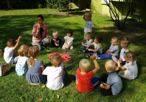 zabawy w ogrodzie dzieci z grupy pierwszej