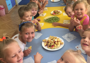 Spożywanie owoców przez dzieci przy stolikach