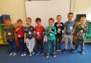 chłopcy z grupy III z medalami z okazji Dnia Chłopaka