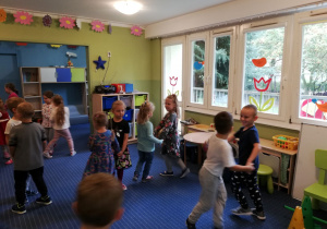 Dzieci tańczą w parach podczas zabawy ruchowej