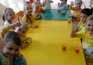 Dzieci z grupy I piją sok przy stolikach