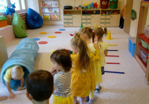 Dzieci z grupy I biorą udział w zabawach ruchowych