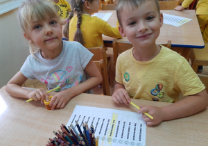 Dzieci z grupy III kolorują przy stoliku