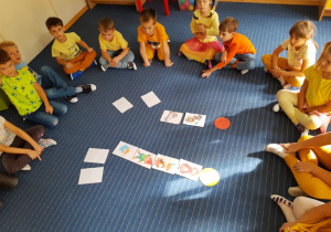 Dzieci z grupy III omawiają zajęcia na dywanie
