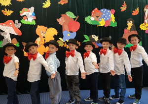 zdjęcie chłopców w kapeluszach z grupy III