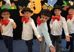 zdjęcie chłopców w kapeluszach z grupy III