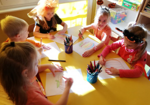 Dzieci kolorują dyniową kolorowankę