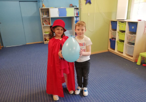 Dziewczynka z chłopcem z balonem