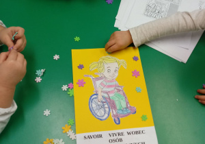 wykonanie książeczki przez dzieci - "Savoir -vivre wobec osób niepełnosprawnych"
