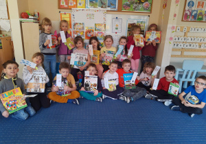 Zdjęcie grupowe dzieci z książkami z grupy III
