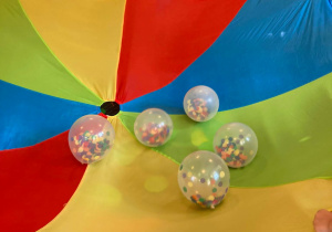 podrzucanie balonów z konfetti na chuście animacyjnej