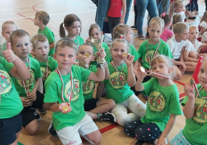 grupowe zdjęcie dzieci z medalami