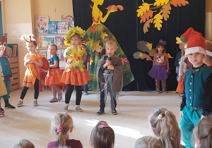 Dzieci recytują wiersze o jesieni