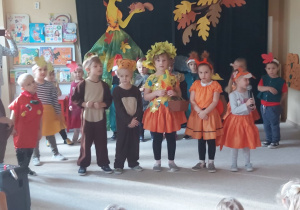 Dzieci recytują wiersze o jesieni