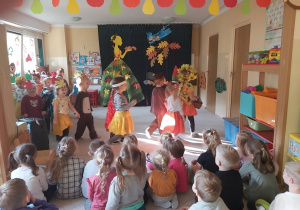 Układ taneczny do piosenki "Jesienna cza cza"- dzieci poruszają się w parach po kole