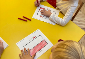 przedszkolaki kolorujące rysunek flagi Polski