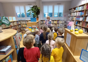 Powitanie dzieci przez panią bibliotekarkę