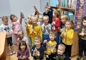 Zdjęcie grupowe dzieci z własnoręcznie wykonanymi zakładkami do książek
