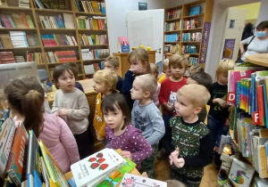 Zwiedzanie przez dzieci biblioteki