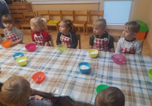 Dzieci siedzące przy stole.