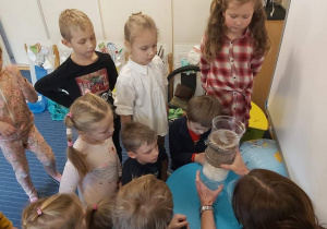 Dzieci sprawdzają w jaki sposób oczyszczamy wodę.