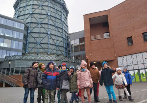 Zdjęcie grupowe dzieci przed EC1 Centrum Techniki i Nauki.