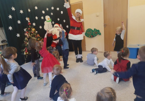 Wspólny taniec dzieci ze Śnieżynką św. Mikołaja