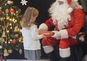 Wręczanie dzieciom prezentów przez św. Mikołaja