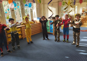 Przedszkolaki wykonjące układ taneczny