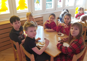 Przedszkolaki częstujące się walentynkowymi ciasteczkami.