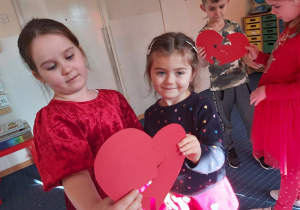 Dziewczynki składające papierowe serce