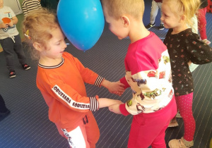 Dzieci tańczace z balonem.