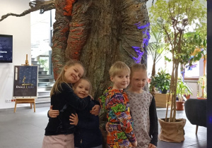 Zdjęcie dzieci pod magicznym drzewem w foyer teatru