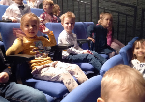 Zdjęcie dzieci na widowni teatru