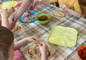 Dzieci samodzielnie przyrządzają własną pizzę