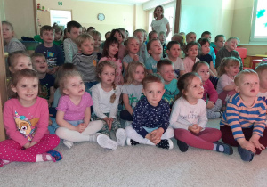 Przedszkolaki oglądające przedstawienie.