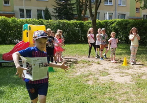 Chłopiec biegnący z gazetę na brzuchu.