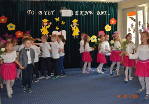 Taniec polonez w wykonaniu dzieci.