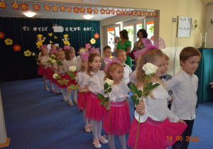 Taniec polonez w wykonaniu dzieci.