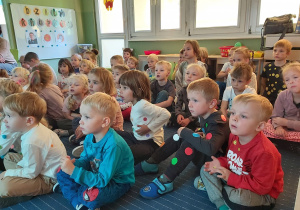 Dzieci oglądające prezentację multimedialną.
