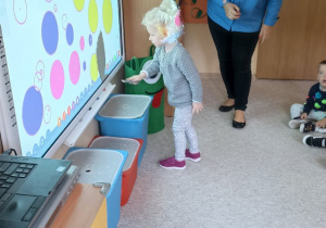 Dziecko działające przy tablicy mutimedialenj.