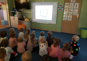 Przedszkolaki oglądające prezentację multimedialną.