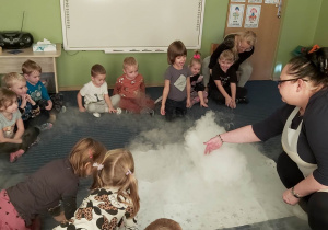 Dzieci w czasie eksperymentu "Jak powstaje chmura".