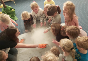 Dzieci w czasie eksperymentu "Jak powstaje chmura"..