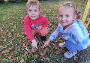 Dzieci prezentujące grzyby.