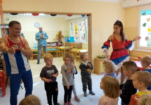 Dzieci tańczą wspólnie z tancerzami.