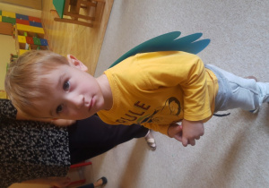 Chłopiec z przyklejonymi skrzydłami