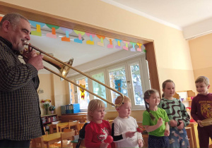 Dzieci grają na instrumentach perkusyjnych.