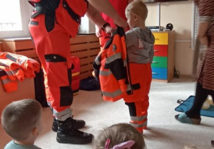 Chłopiec przymierza strój ratownika.