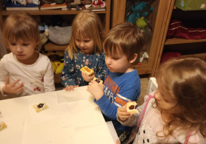 Dzieci jedzą słodkie ciasteczka